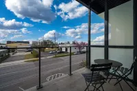 Tranquil Studio Haven with Private Balcony! Hotels in Southside