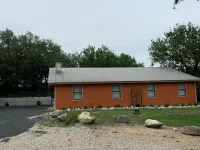 Hummingbird Cabin, located down Riverroad close to local shops and restaurants! Hotels in Concan