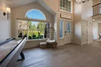 Chic Alderwood Oasis w/Hot tub