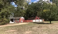 The Red House-Ten minutes to San Augustine boat launch at Sam Rayburn Lake Hotel dekat Trail Between the Lakes: Trailhead # 2 - Yellowpine