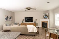 Sophisticated Golf Community Townhouse!–3442
