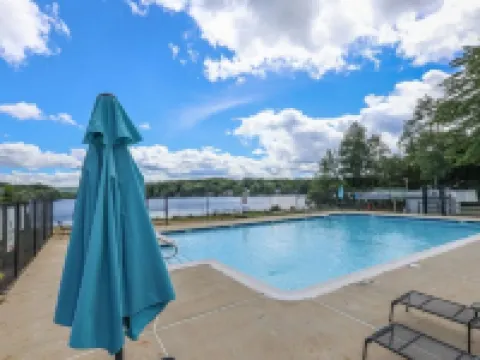 Charming Lake Community Bungaloo. Comfortable living with 86 inch tv! Hotels in Barnstead