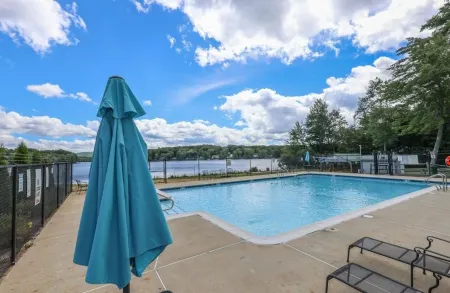 Charming Lake Community Bungaloo. Comfortable living with 86 inch tv! Отели в г. Барнстед