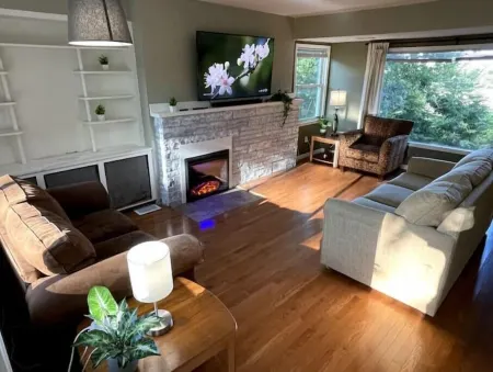 Downtown Ames Peaceful Getaway Отели рядом с достопримечательностью «Государственный университет Айова»