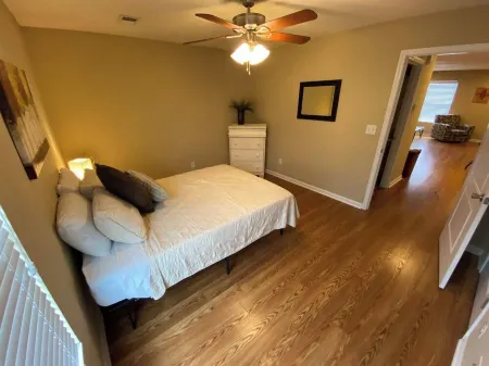 Charming and safe 1-bedroom apartment in Elizabethtown with AC and WiFi