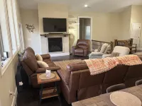 SPACIOUS 5/3 SCREENED PORCH AND PATIO, LAKE VIEW