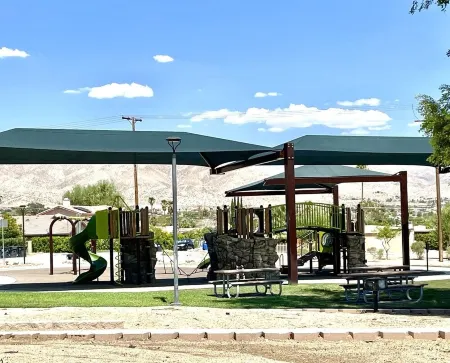 4BED/2BA PRIVATE SALTWATER POOL & SPA, LARGE UPGRADED FAMILY HOME, EASY CHECK-IN Отели рядом с достопримечательностью «Desert Hot Springs Chamber-Commerce»