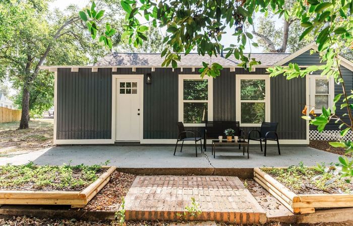 Renovated 1940's era cottage - 2 Blocks from downtown Bellville!