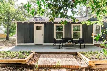 Renovated 1940's era cottage - 2 Blocks from downtown Bellville! Отели в г. Austin County