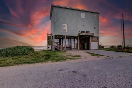 Front Row Sea't~4BR~Luxury~Beachfront~Views~Hammocks~King Beds Отели рядом с достопримечательностью «Port Bolivar»