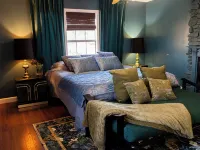 3+ acre Home: Pool Table, Putt-Putt, 4 miles to Downtown and SEMO, Summer Pool Hotels in Cape Girardeau Township