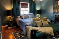 3+ acre Home: Pool Table, Putt-Putt, 4 miles to Downtown and SEMO, Summer Pool Hotel di Cape Girardeau Township