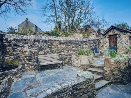 Carole's Cottage - Private Parking, Sea Views, Garden & Close To Harbour & Beach