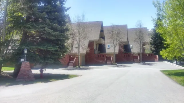 Retro-Economy Avon Townhouse w/ Sauna, Garage, FREE WiFi