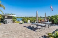 Amazing 2BR Townhome, 2 min walk to beach! Spacious Balcony, Tropical Paradise!