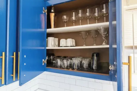 Cozy Private & Spacious  6-bedroom Duplex with Parking in charming Evanston Отели в г. Эванстон