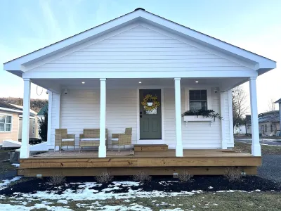 Quaint Village Cottage Hotels near Lakefront Park