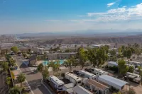 Stylish Oasis Tiny Home Pool Hot Tub Pickleball Bullhead City 10 min to Laughlin