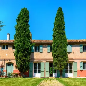 Large country house with private swimming pool and tennis court, 12 hectares