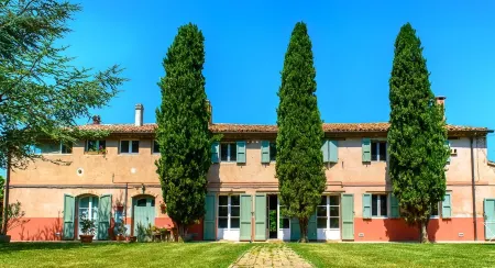 Large country house with private swimming pool and tennis court, 12 hectares