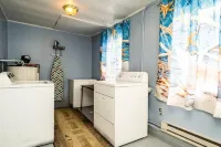 Charming/Cozy 2 BR 1 Bath steps from downtown.