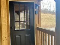 Cozy Tiny Cabin with Hot Tub, 3 Minutes to Seneca Rocks Park Entrance 彭德爾頓縣酒店