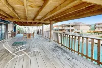 Channel-Front Port Isabel Family Home. Gulf/Bay Fishing and Close to SPI Beach! Hotels in Port Isabel
