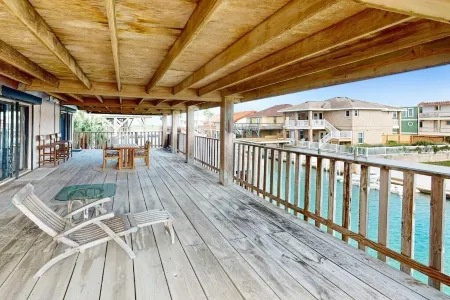 Channel-Front Port Isabel Family Home. Gulf/Bay Fishing and Close to SPI Beach! Отели в г. Порт Исабел