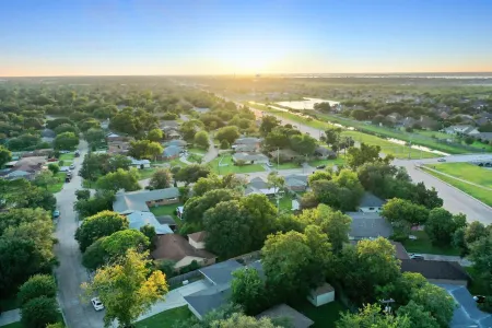 Texas City Palace: 6 beds, Pool-sleeps 12+