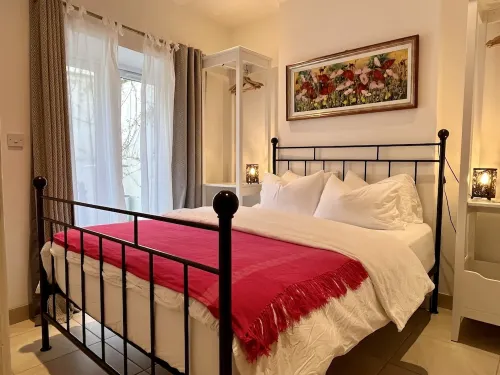 Cosy cottage, short walk to beach and restaurants