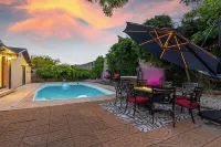 Heated Pool & Hot Tub Open All Year with King Beds, Bar & Much More