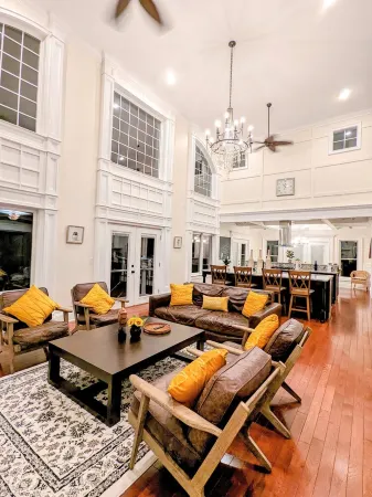 The Athena hideaway - hottub, firepit, lake & racetrack