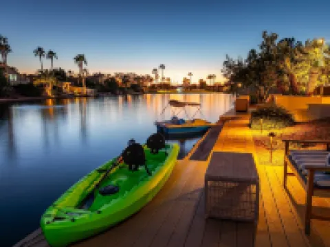 Lakefront!FREE Heated Salt water Pool, Spa! Boat! Kayak! Arcades!EV charger. Hotels in Sun Lakes