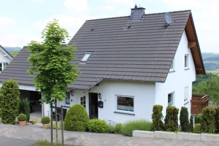 Like new EFH for 6 pers. with garage in close proximity to Sorpesee