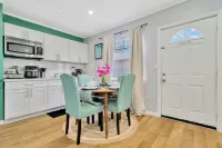 Colorful & Comfy Retreat: Close to Tampa ~ Parking Hotels in Brandon