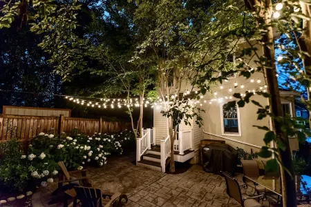 Charming Downtown Oasis! Private Parking, Patio & Yard!! Walk Everywhere.