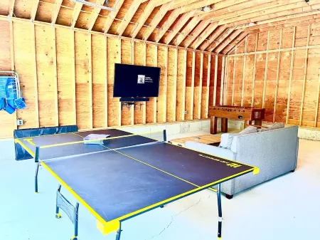 Walk to Love Lane! Immaculately renovated private cottage.