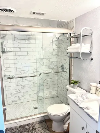 Cozy lake front property with a nice water view & minutes to the harbor resort.