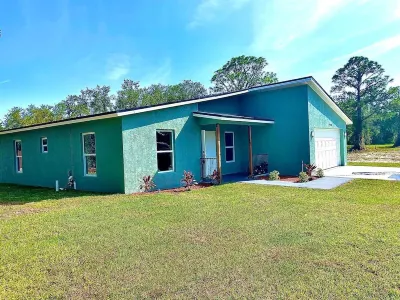 Minutes away to Sebring Raceway, Golf Course and many great fishing spots. Hotels near Desoto City Ballfield