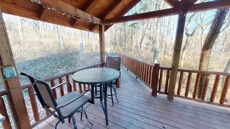 Cozy & Romantic cabin in Hocking Hills