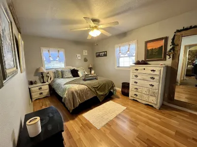 Middle of town lodge style cottage