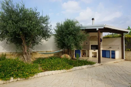 Romantic villa with pool, 5 minutes from the beach Отели рядом с достопримечательностью «the Mannera Beach»