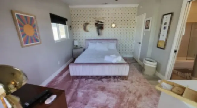 Magic Mushroom House Joshua Tree. Recently renovated, hot tub, 5 min from park!