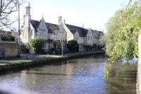 Lovely Cotswold holiday cottage within walking distance of restaurants/shops