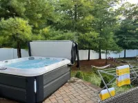 BIG home with hot tub, sleeps 10 guests Hotels in Yaphank
