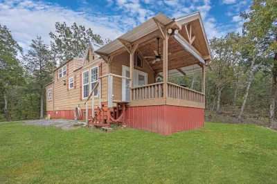 Cozy Tiny Cabin with a View!! Reeves Peach Farm 주변 호텔