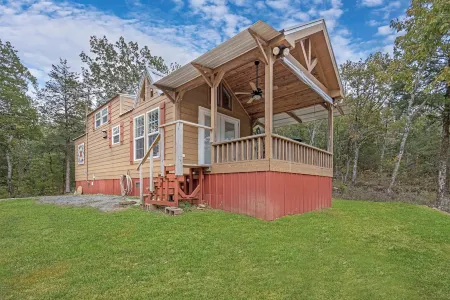 Cozy Tiny Cabin with a View!!