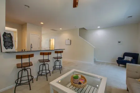 Entire townhome minutes from downtown Summerville Отели рядом с достопримечательностью «Middleton Place»