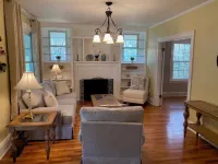 Charming 2-bedroom house in Fayetteville close to National Park and downtown.