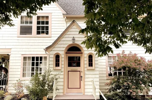 The Artist's Getaway Hotels in Lockport